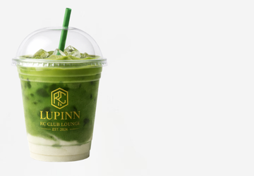 Lupinn RC Club Lounge logolu plastik bardakta buzlu iced matcha latte gri arka plan üzerinde