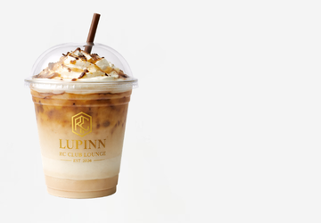 Lupinn RC Club Lounge logolu bardakta kremalı iced white mocha soğuk kahve gri arka plan