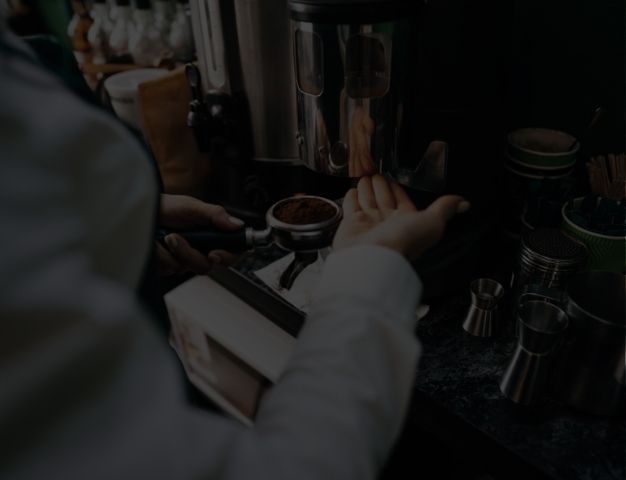 İkitelli profesyonel barista kahve hazırlığı, Mall of Istanbul karşısı taze öğütülmüş espresso çekirdekleri.