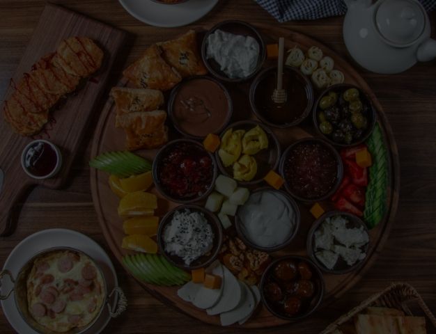 İkitelli Mall of Istanbul karşısı cafe kahvaltı tabağı, zengin serpme brunch çeşitleri ve taze meyveler.