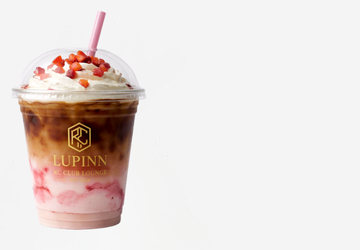 Çilekli strawberry cream cold brew soğuk kahve Lupinn logolu bardakta gri arka plan